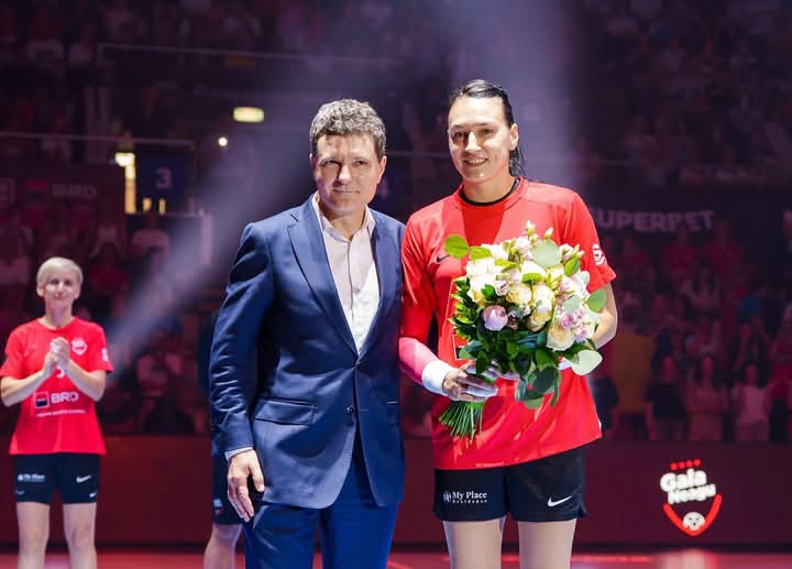 Cristina Neagu's retirement gala gathered a crowd of personalities at the Sala Polivalentă. Among them was President Nicușor Dan. He had promised that the first event he would attend in his new position would be the match of the left-sided inter.
🇷🇴🇪🇺