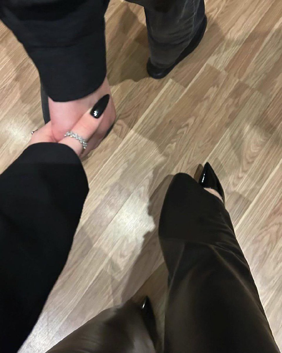 ‘’ 

 انا امشّي بالدلع والحنيّه غَيرهَا ما أمشّي ~❥

‘’