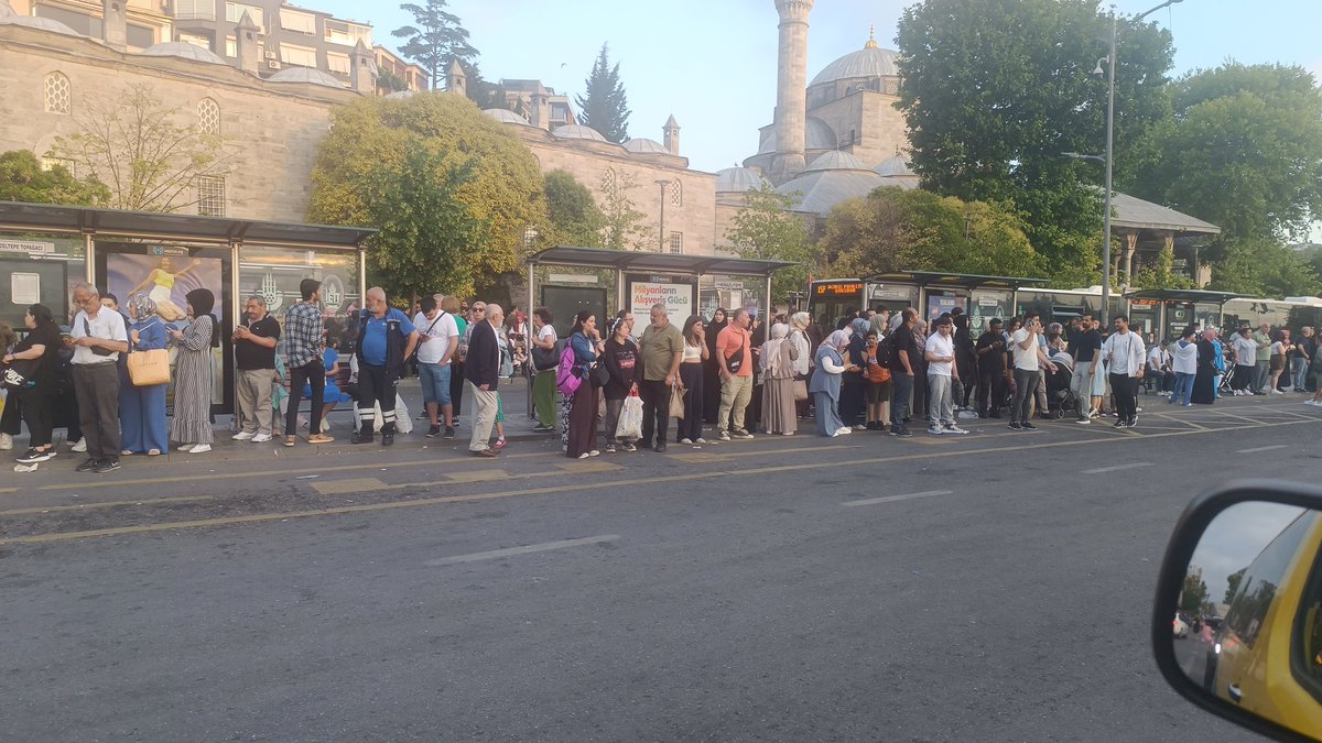 İstanbul lu gelmeyen otobüsler yüzünden duraklarda perişan olurken, Büyükşehir Belediyesi Özel Halk Otobüslerine olan milyarlarca TL lik borcunu ödemek için Taksi ihalesi yapıyor.

İş bilmez yöneticiler, vatandaşın gerçek sorunlarını görmezden gelip, belediye kasasına para girişi