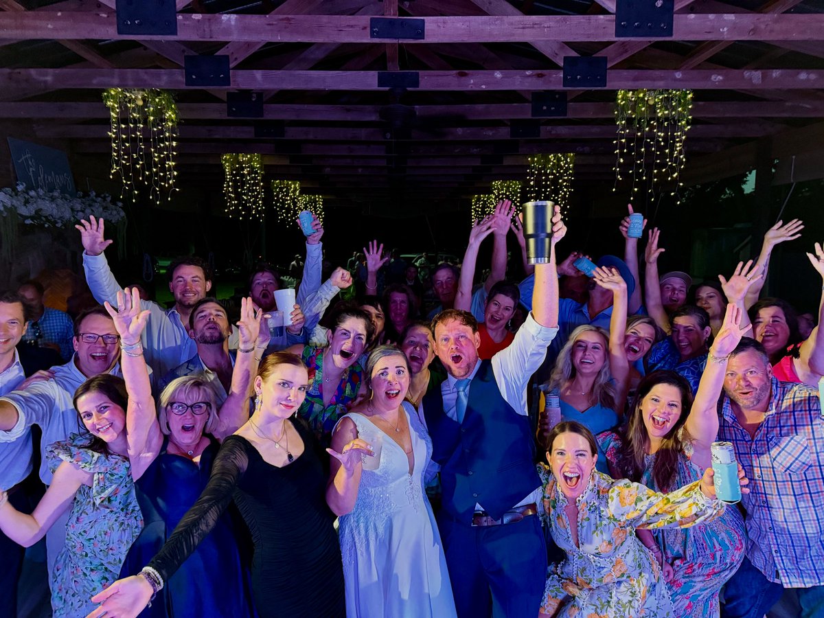 ❤️Ashley &amp; Matt❤️
.
#FlyByRadio #AlabamaWedding #WeddingBandVibes #June7Wedding #BirminghamWeddingBand #LiveMusicWedding #WeddingParty2025 #AlabamaWeddingNight #FlyByRadioRocks #SouthernWeddingVibes #DanceFloorJams #WeddingMusicMagic #AlabamaLoveStory  #WeddingReceptionGoals