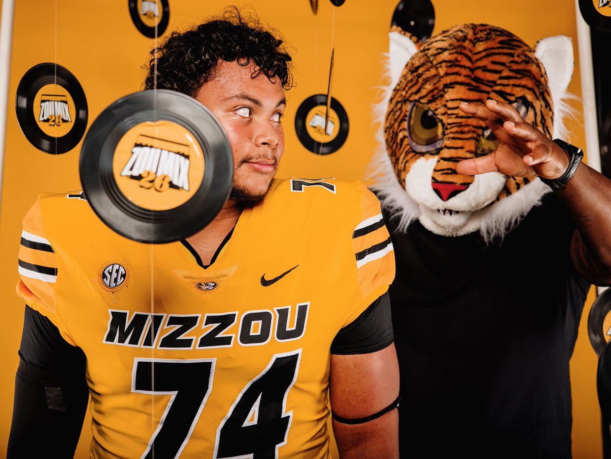 Me: we gotta think of something original for your photoshoot so it stands out!

Dad: hey look at this mask