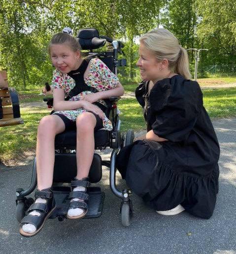 Tragödie in Schweden: Das Schicksal der kleinen Luna wirft Fragen auf

Die Geschichte der 12-jährigen Luna aus Skellefteå erschüttert: Ein lebensfrohes, künstlerisch begabtes Mädchen, das gerne sang, tanzte und Rad fuhr, erlitt durch einen brutalen Übergriff schwere Hirnschäden.