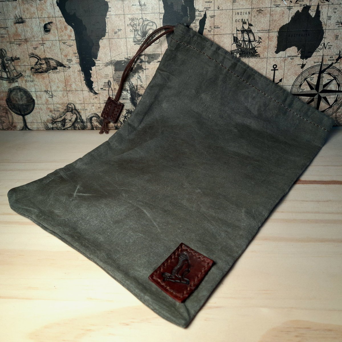 Patate_fixe's tweet photo. Nouvel article en ligne :
Un petite pochette en coton ciré, evec un patch en cuir représentant un rapace en vol. Elle se ferme en resserrant le cordon.

Dispo ici : https://t.co/plL5u4VTC6 https://t.co/AtWAVtWmxR