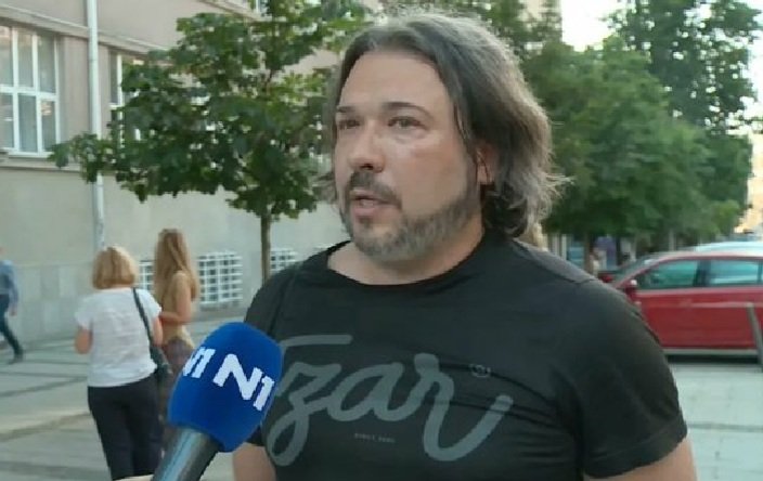 naše zemlje.
"PatriJota" je pokušaj žiga srama, izraz za diskreditaciju koji treba da ućutka ljude, jer ako išta kažeš protiv ove gadarije koju zvanični Brisel traži od nas, ti si pripadnik "krezave Srbije" i kao takav vredan svakog prezira naše umišljenje elite.