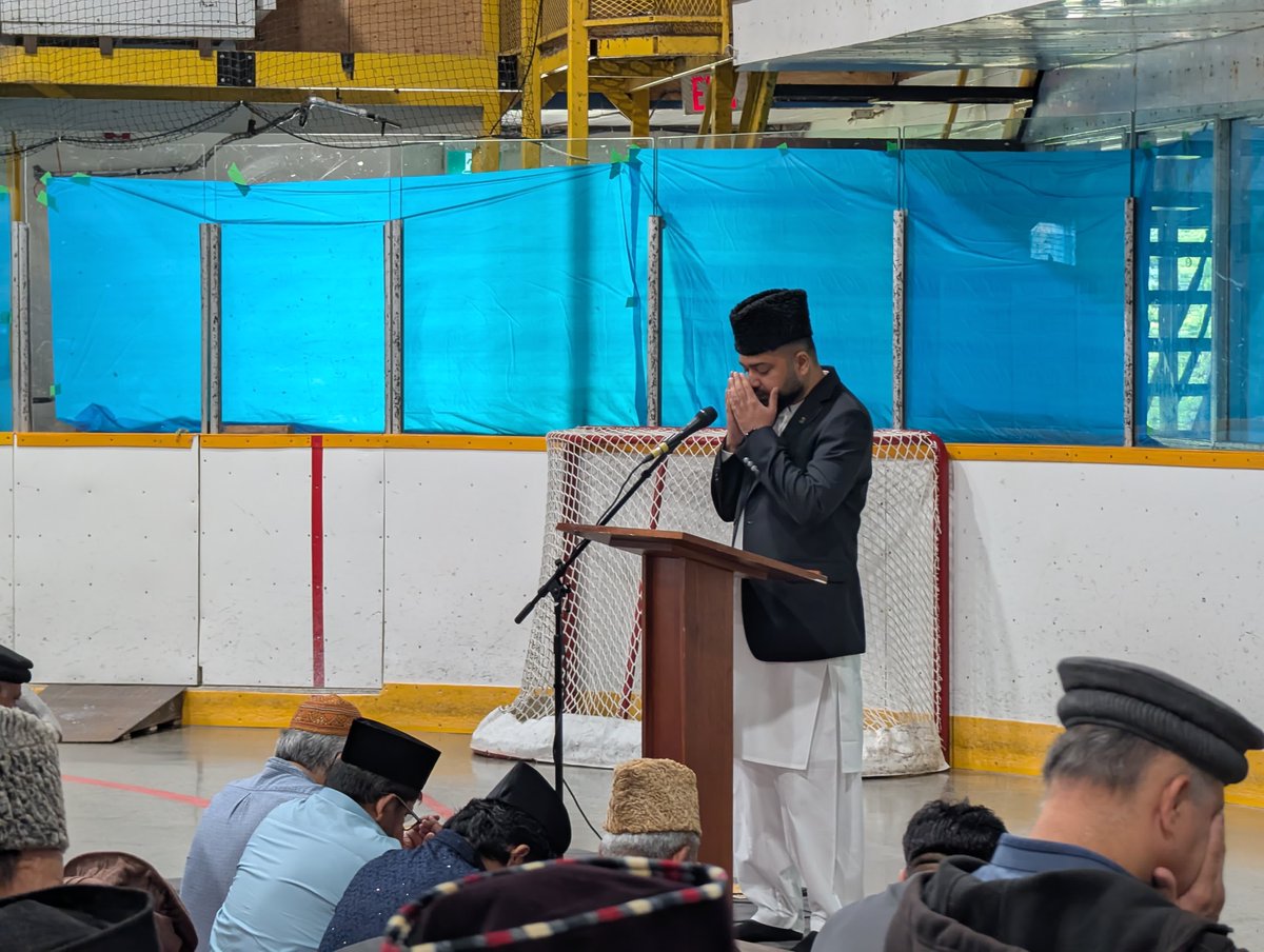 Ahmadiyya Muslims Bradford (@ahmadiyya_bwg) on Twitter photo Over 600 Ahmadi Muslims from Bradford, ON gathered to offer Eid prayer at Beeton Memorial Arena on June 6, 2025.
A heartfelt thank you to the residents of Beeton, ON & the town of <a href="/NewTecumseth/">New Tecumseth</a> for warmly hosting this special occasion.
#EidMubarak #NewTecumseth #EidulAdha2025 Over 600 Ahmadi Muslims from Bradford, ON gathered to offer Eid prayer at Beeton Memorial Arena on June 6, 2025.
A heartfelt thank you to the residents of Beeton, ON & the town of <a href="/NewTecumseth/">New Tecumseth</a> for warmly hosting this special occasion.
#EidMubarak #NewTecumseth #EidulAdha2025