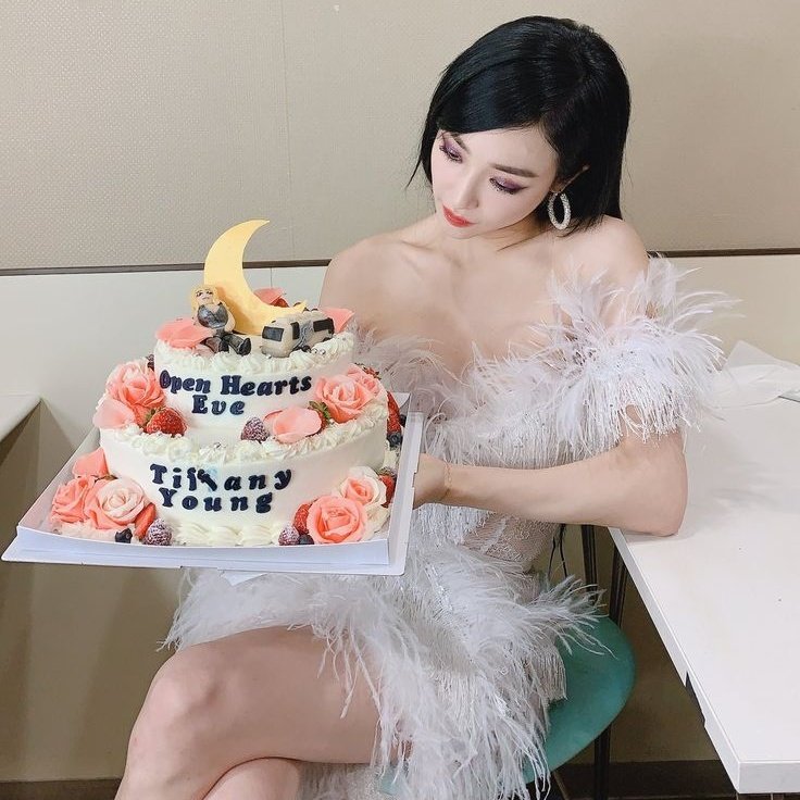 Hoje é o aniversário do nossa membro mais querida #Eir, nós do SuperNØÜva te amamos muito e te desejamos um feliz aniversário 🥳🎂💖

Essa semana mesmo sairá a música de comemoração ao aniversário dela, então aguardam! ❤️✨