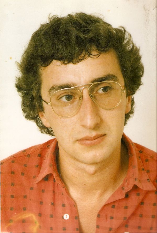 1986/06/08. Joseba Asensio Artaraz "Kirruli" euskal preso politikoa Herrera de la Manchako espetxean hil zen, osasun arretarik ezaren biktima. Gorpua Bilbora iritsi zenean, Espainiako poliziak gogor egin zien harrera egin zioten senide eta lagunei.

#BilboHariGorria 
#Kirruli