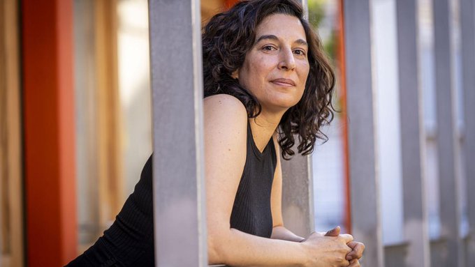 Aída Beatriz Sánchez (@aidabsanchez) on Twitter photo Me preocupa que se empobrezca el lenguaje/se suponga que una novela realista es la que reproduce el lenguaje en su función referencial.
#OlallaCastro: límites e infinitud del lenguaje. Si algo tiene de poesía #Mañana es dimensión metafórica elperiodico.com/es/ocio-y-cult… <a href="/AnnaMIglesia/">anna maria iglesia</a> Me preocupa que se empobrezca el lenguaje/se suponga que una novela realista es la que reproduce el lenguaje en su función referencial.
#OlallaCastro: límites e infinitud del lenguaje. Si algo tiene de poesía #Mañana es dimensión metafórica elperiodico.com/es/ocio-y-cult… <a href="/AnnaMIglesia/">anna maria iglesia</a>