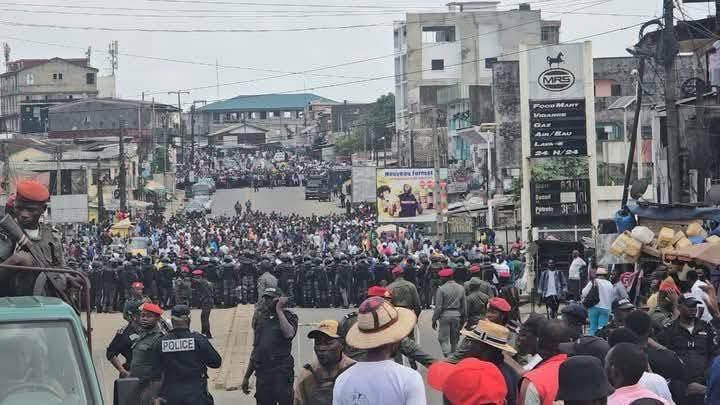AmadouLePo's tweet photo. #Cameroun / #Manifestation 

Situation confuse du côté de #Douala, le Peuple réclame le Départ du Président #Paul_Biya et de son gouvernement. 

Est-ce le signe d'un changement après plusieurs années de règne....les prochaines heures vont être décisive..

#RFI #CoupdeForce https://t.co/KDsExbvNXq