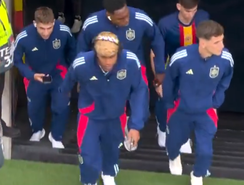 The Spanish national team takes the pitch with Lamine Yamal in the middle and the other players surrounding him! 🇪🇸⭐️