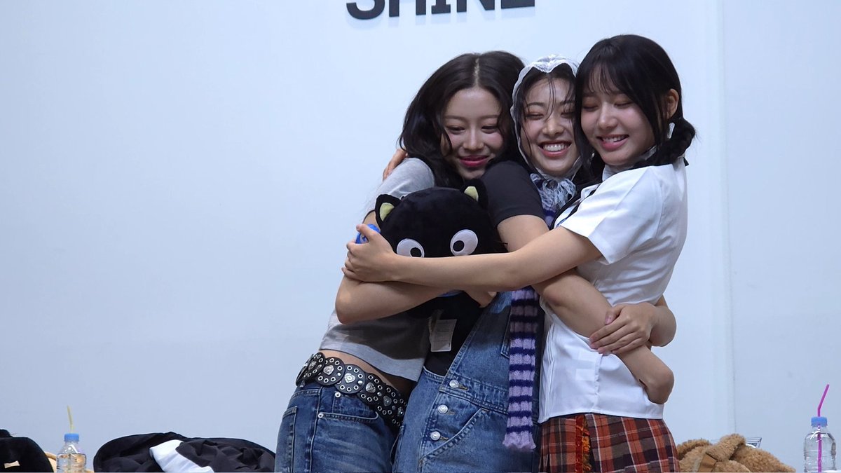ablumearchived's tweet photo. Congratulations ablume on your first month since debut! weblume are so proud of you and everything you achieved; it is so great to see you rise and soar as artists and people. 

We will forever be by your side @ablume_twt https://t.co/tXFsPymgDa