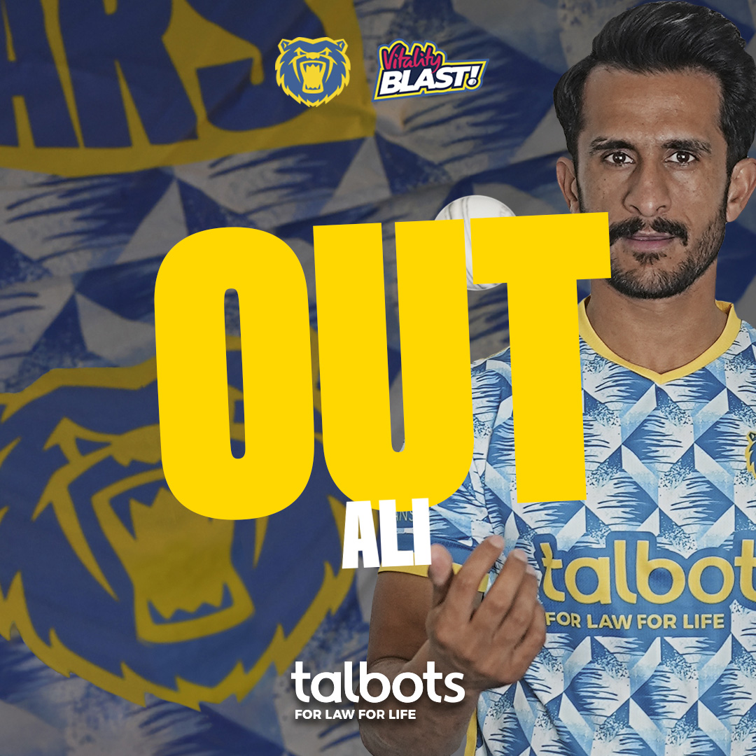 WarwickshireCCC's tweet photo. 𝗪𝗜𝗖𝗞𝗘𝗧! ☝️

HASSAN ALI HAT-TRICK!

🐻#YouBears | #BEAvDER https://t.co/jDdoUeep5k