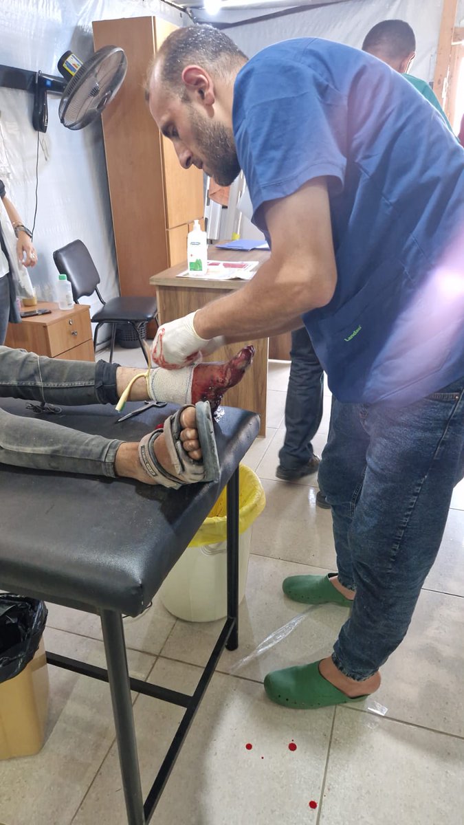 13 injured people and one dead on arrival were brought to the emergency room of MSF’s clinic in Al Mawasi, Khan Younis, today, 8 June. They were carried in donkey carts, on bicycles, or on foot.