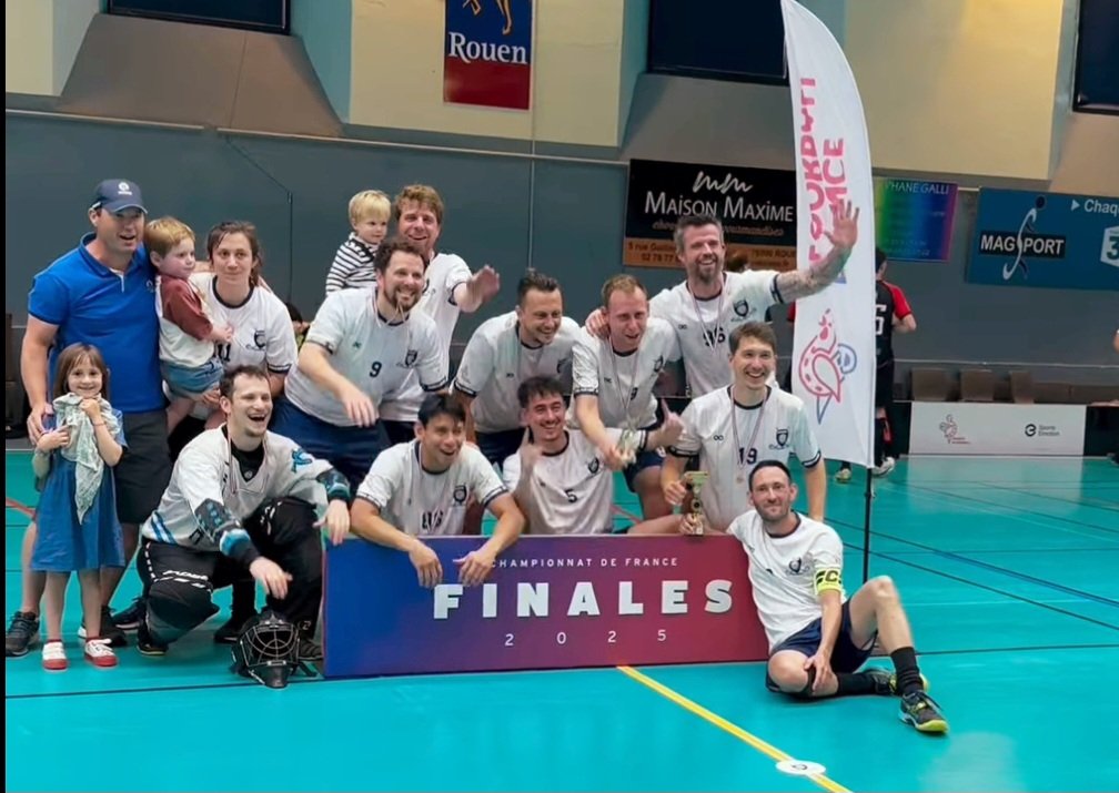🎉 Fin de saison à la 3ème place du Championnat de France 🇫🇷 🥉
Sous les encouragement de @sarah_Vauzelle.
Merci aux équipes pour le jeu, à @caen_Floorball pour le titre, à <a href="/Rouen/">Ville de Rouen</a> <a href="/seinemaritime/">Seine-Maritime</a> et aux Bénévoles 🥰