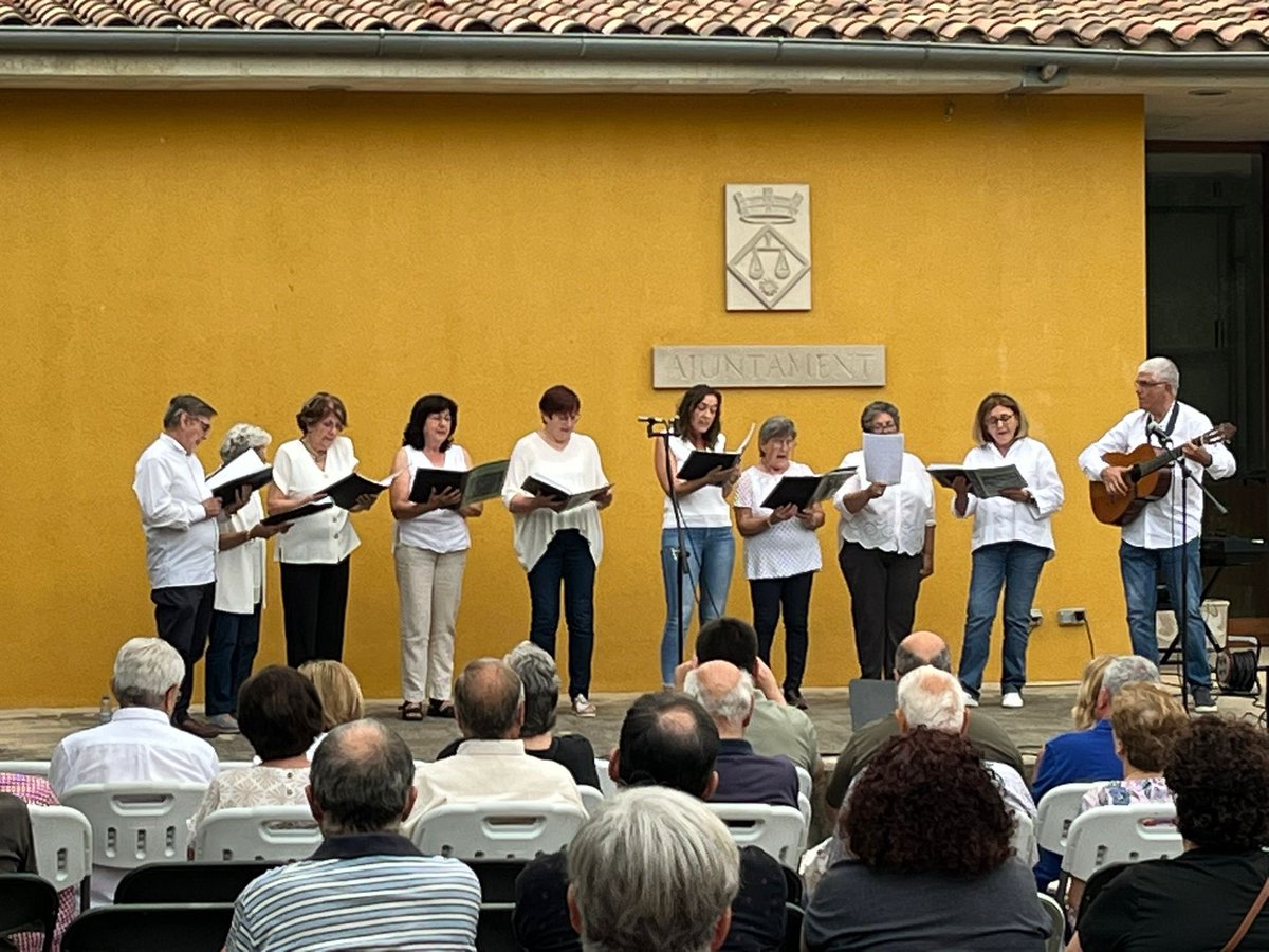 aphonicabny's tweet photo. Una petita mostra de la 23a Trobada de Cantaires del Pla de l’Estany, que se celebra aquesta tarda a Sant Miquel de Campmajor amb diverses formacions corals de la comarca. Una de les activitats paral•leles del festival!
#aphonica #festival #veu #música https://t.co/CdyUDrodQt