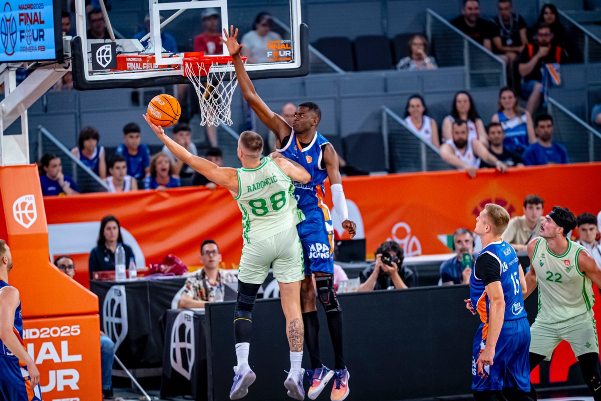 ⏱️ ¡Final! ¡El Betis vuelve a la Liga ACB! 🏀 

🟠🟠 Fuenlabrada 92
🆚
🟢⚪️ <a href="/RealBetisBasket/">Real Betis Baloncesto</a> 97

El equipo sevillano gana la Final Four en la Caja Mágica y asciende a máxima categoría del baloncesto nacional. ¡Enhorabuena! 

#PrimeraFEB
#FinalFour

📻 csur.red/KZ6350US2jG