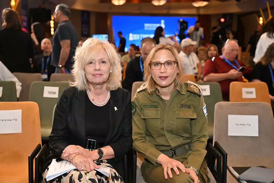 שתי כלבות בתמונה אחת