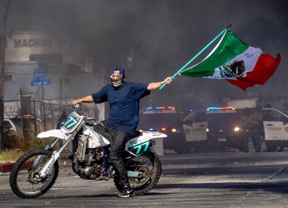 Esto no es patriotismo. Y mucho menos estrategia. Es exactamente lo que las autoridades de 🇺🇸 necesitan para justificar más restricciones, más redadas, más deportaciones. Participar en actos de caos en nombre de los migrantes no es defensa, es torpeza.

Están en un país que no es