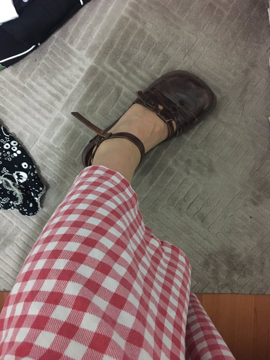 Yazlık kışlık ayakkabı kıyafet değişimi yapıyorum. Bu ayakkabıları bir zamanlar Beta’dan aşırı beğenerek ve tarz bularak almıştım. Annem diyo ki “Ne bu peygamber efendimizin ayakkabısı mı?” shslssjksskldl