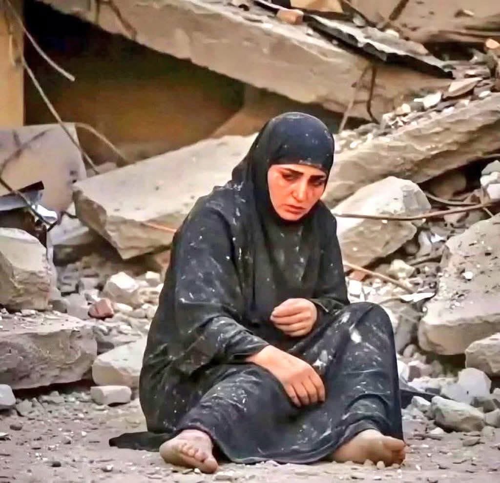 Bu fotoğraf beni çok etkiledi. Aldı başka dünyalara götürdü. ‘Allah’ım kahreyle onu bu hale getirenleri’ diye dua ettiğimi farkettim gayri ihtiyari. Sonra düşündüm ve dedim ki; ‘Bizim bu halimiz devam ettiği sürece benzeri fotoğrafları daha çok görürüz.’ Evet maalesef durum bu.