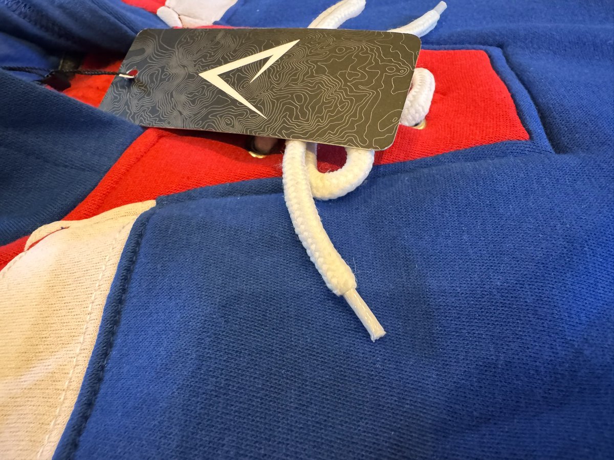 AkrosAthletic's tweet image. Crafted from 100% premium cotton, this heavyweight hoodie blends hockey heritage with everyday comfort.

#HockeyStyle #AkrosAthletic #GameDayLook #VintageVibes #Stitched #HockeyHoodie #Retro
#CottonClassic #Hoodie # Sweatshirt #Embroidered #Details #CustomApparel