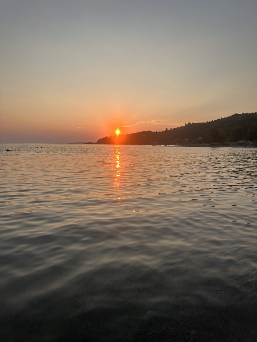 Θα έδινα πολλά για ένα ξέγνοιαστο καλοκαίρι, από αυτά τα καλοκαίρια που ήμασταν όλη μέρα έξω, που ερωτευόμασταν και κοιμόμασταν με όνειρα….αυτό και μόνο 🤷‍♂️
