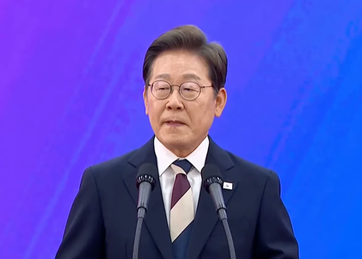 pickool1's tweet photo. South Korea aims to achieve a top-3 global AI ranking with a KRW 100 trillion private investment plan and over 50,000 GPUs for its national data cluster. Implementation starts in 2025. #AI #SoverignAI #SouthKorea #TechNews #GPU
Link: https://t.co/gYKZzyXKg1 https://t.co/sTsGVG6edH