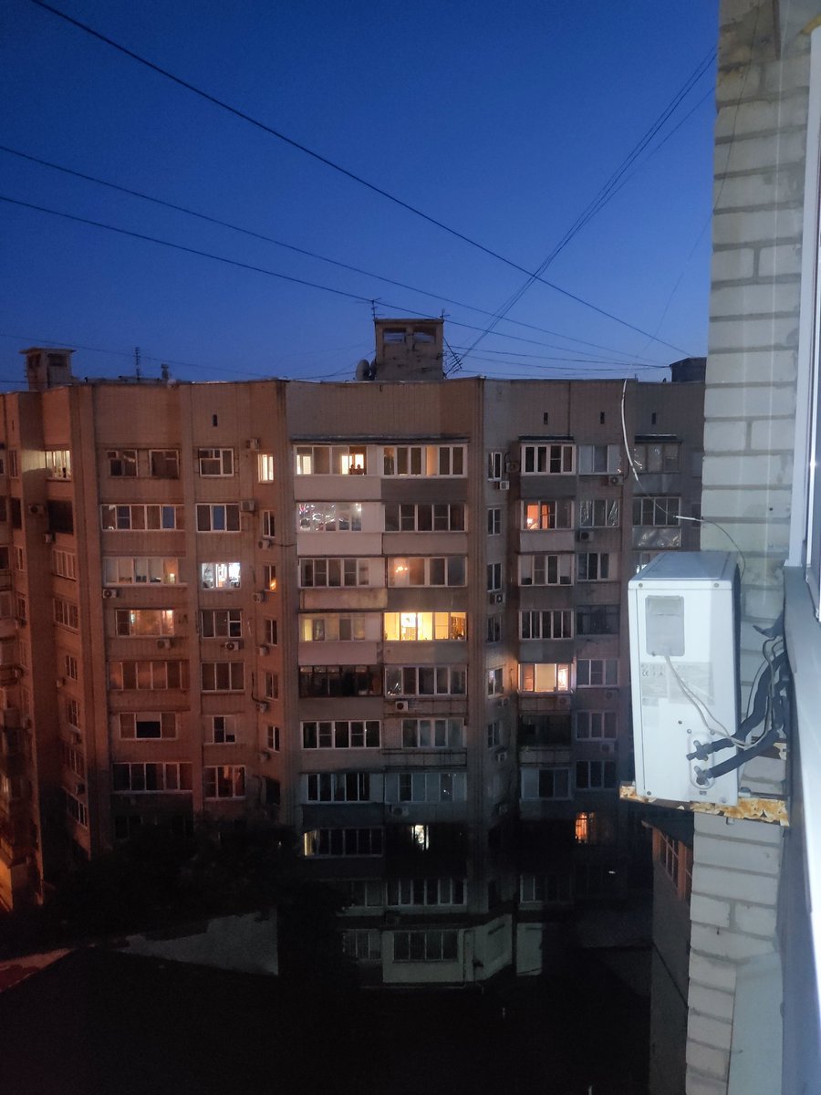 Elriny's tweet photo. Когда в соседнем доме кто-то делает зарядку, я думаю - дай обниму! Ведь я так же не люблю все эти спортзалы, дурацкие селфи у зеркал с откляченной жопой и надутыми губками. Никто не должен видеть, как ты делаешь усилие над своей ленью и стараешься быть здоровее и лучше! https://t.co/lbLk8bDS1D