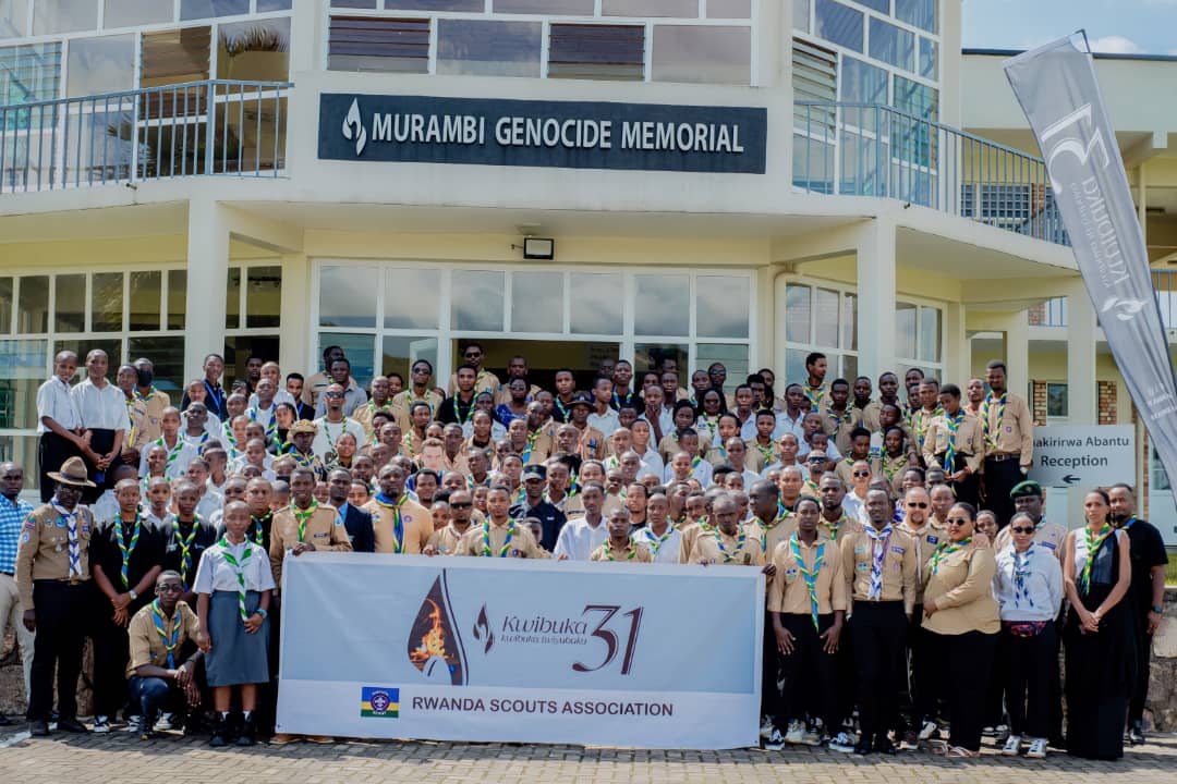 Nyuma yo gusura no gusobanurirwa amateka y'ibice bigize urwibutso rwa Murambi, <a href="/RwandaScouts/">Rwanda Scouts Association</a> bunamiye imibiri y'Abatutsi iruhukiye  muri urwo rwibutso banashyiraho indabo.
#Kwibuka31 
#ScoutsTuribuka