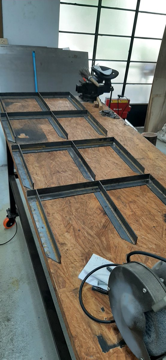 08062025. Arrumando a oficina. Não dá para fazer meus projetos na bagunça. 4 suportes de paredes para  minhas ferragens. #design #oficina #atelie