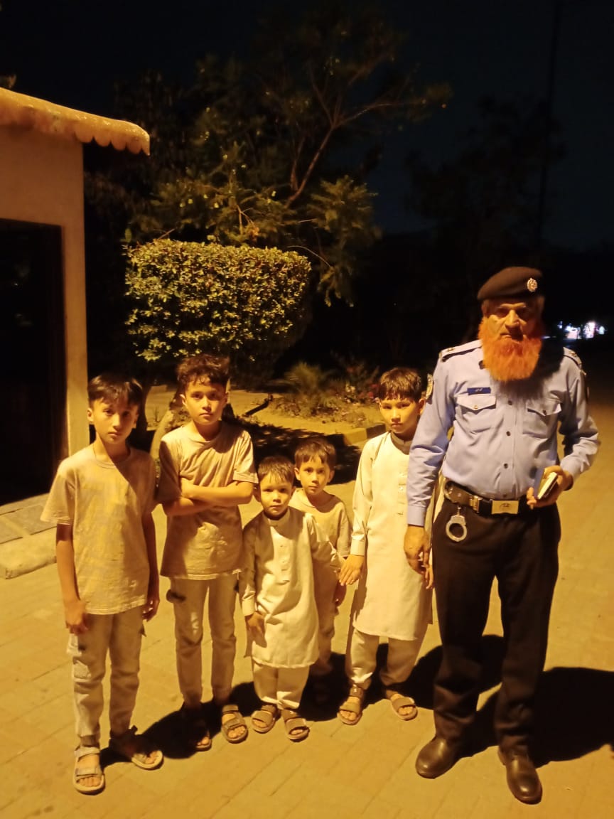 شہریوں سے گزارش ہے کہ پارک میں بچوں کو نظروں سے اوجھل مت ہونے دیں۔

اے ایس آئی ارشد نے رش میں کھو جانے والے چار بچوں کو تلاش کر کے والدین کے حوالے کر دیا۔
#WeRIslamabadPolice #Islamabad #ICTP #OPS