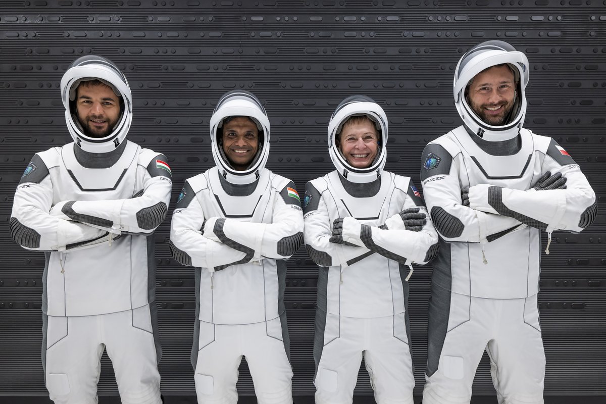 Cieszy mnie lot Sławosza Uznańskiego w kosmos.

Nie dajcie sobie zatruć każdego tematu polityką. Jako jeden z pierwszych informowałem o tym na tt, krytykując później idiotyczne artykuły w GW. Nie interesuje mnie kim jest jego żona i to jego prywatna sprawa.

Leci jako Polak,