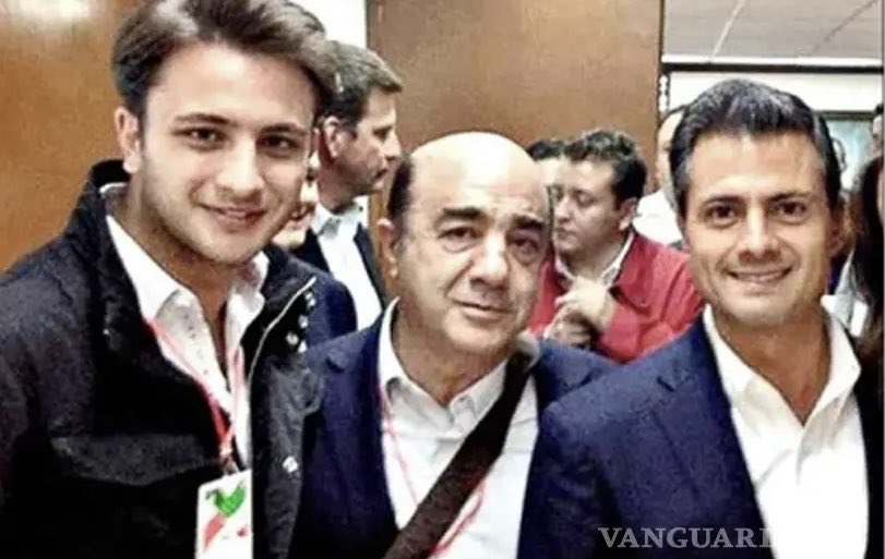 Gerardo Saade Murillo, nieto de Jesús Murillo Karam ex procurador General de la República fue señalado de haber ordenado el asesinato de su esposa Krista Noval Hillman, y el de sus suegros.

El nieto del ex procurador, asesinando a su esposa y suegros: Lo trae en la sangre.
RT👇