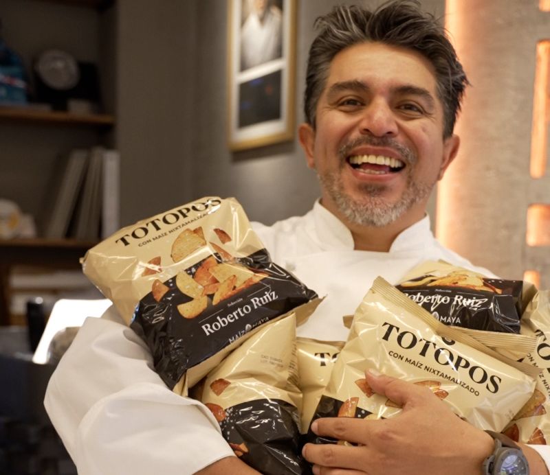 juanluisrecio's tweet image. El antojo mexicano más crujiente lleva ahora nombre propio: Roberto Ruiz, el primer chef de #México en conseguir una estrella Michelin en Europa, pone su sello en los #totopos de #MaízMaya. Esta deliciosa alianza viene firmada por dos pesos pesados de... periodistadigital.com/elbuenvivir/20…