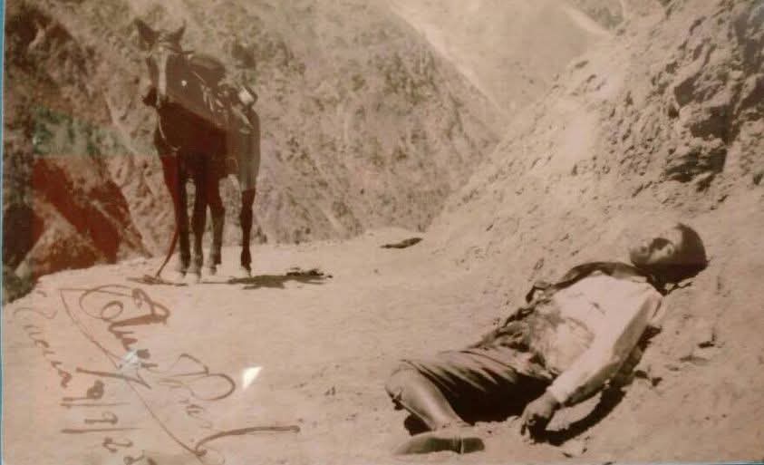 Carabinero Manuel Aguayo Paillalef., ( QEPD 25-08-1925 )
Yace muerto, a su costado su fiel caballo "Metal" quien no se separo de su lado hasta que llegaron refuerzos. En reconocimiento el caballo fue llevado a Arica y nunca más fue montado, murió de viejo en el Cuartel "sigue"👇