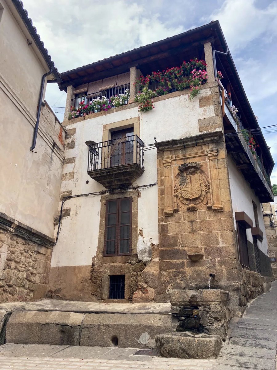 ✨ En el post de hoy quiero invitarte a descubrir conmigo la Sierra de Gata 🏞️. He recorrido estas tierras extremeñas visitando pueblos con encanto 🏘️ y llenos de historia 📜

Toda la info 👉🏽 lasanacronicas.com/pueblos-que-de…