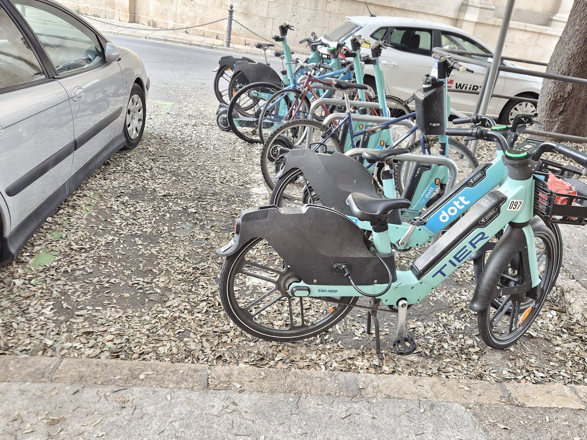 Quan temps deu fer k no escombren al carrer d les coques? K guarro k esta. La #Tarragonabruta sempre va a mes i el #llegatsoniorts se supera dia a dia