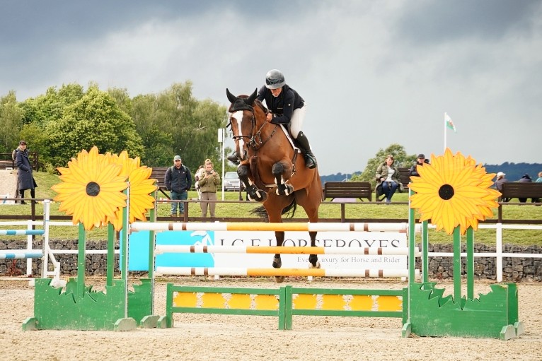 It's certainly nice to have a day out watching my homebred jumping so well in some big classes this weekend 🥈🥉 after a short break. This mare was produced by one straw of semen that was 30yrs old! #Showjumping #BSJA #OneInAMillion #Special