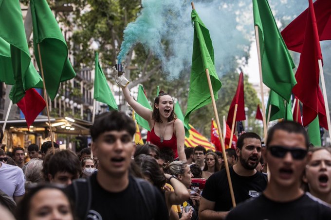 🟢 Avui fa un any de la #ManiEco8J, una manifestació que va reunir 5.000 persones per defensar la salut, la terra i el futur de les properes generacions davant els atacs del sistema capitalista.

🔗 Recuperem l'artice «8J, més que una mani» tanyada.cat/articles/8j-me…