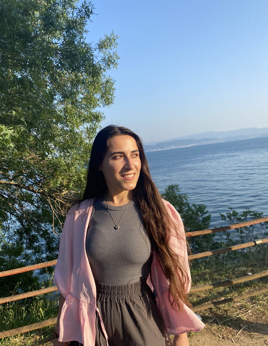 “Canım benim,yârim
Gençlik geri gelmez artık..”🩶

#mohsennamjoo