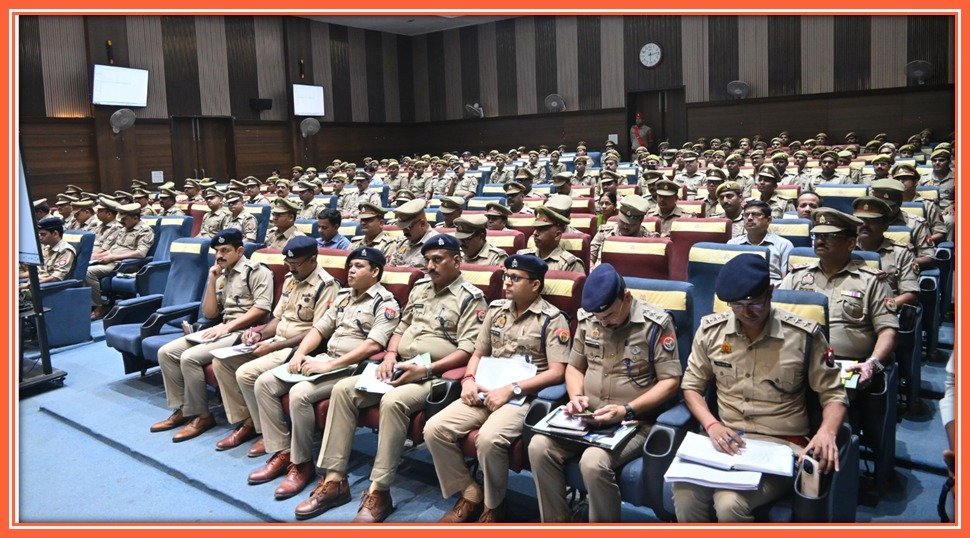 #CP_VNS <a href="/mhtagarwal/">Mohit Agarwal, IPS</a> द्वारा सैनिक सम्मेलन में पुलिसकर्मियों की समस्याओं के निराकरण व थानों पर पुलिसकर्मियों के सुविधाओं हेतु संसाधन उपलब्ध कराने के दिये गये निर्देश ।

#UPPolice 
#PoliceCommissionerateVaranasi