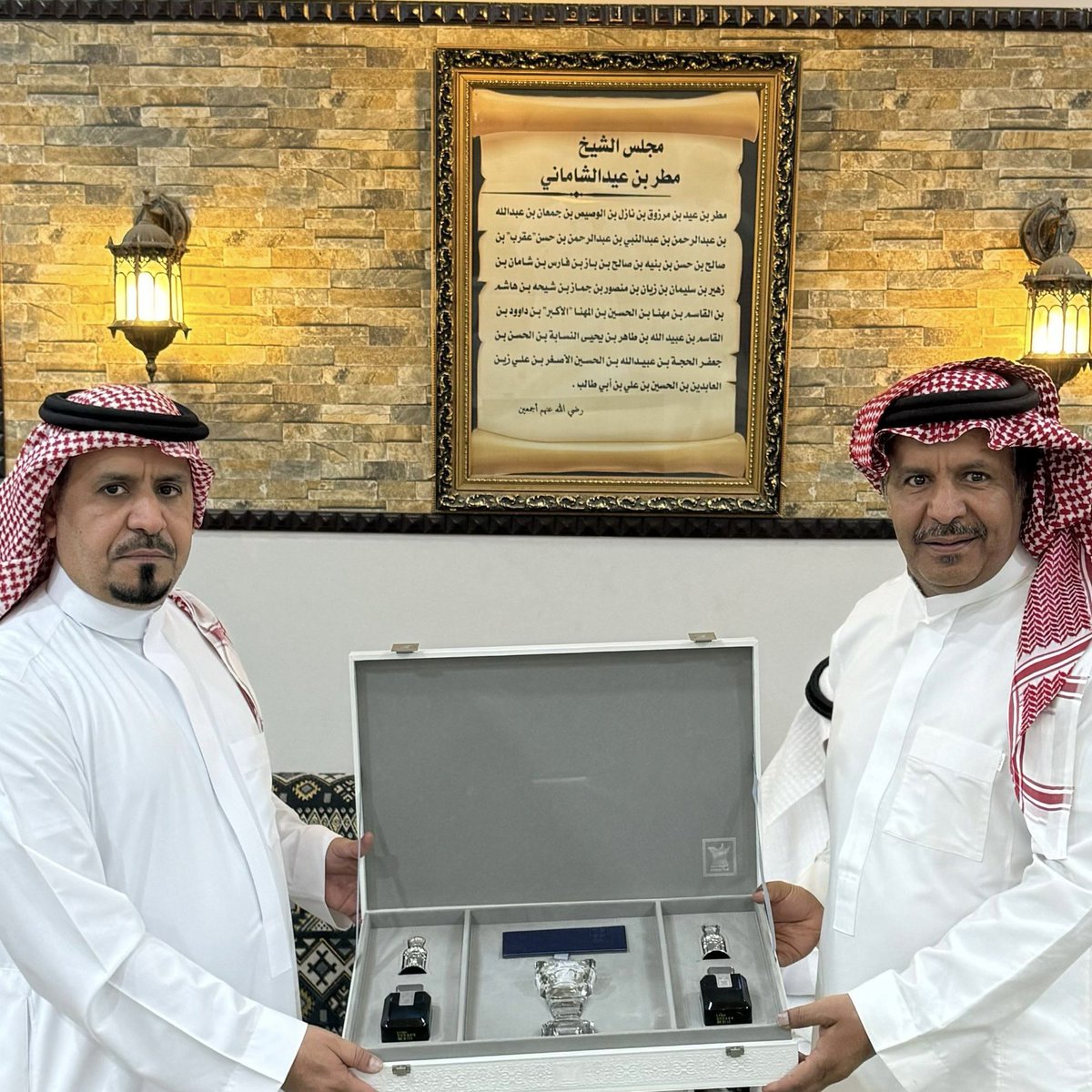 m_alshmani's tweet photo. يارب تحفظ عزوتي واكبر أخواني
النـادرين الطيـبـين  المنـاعير  

محازمي ودروع جنبي وجنحاني
اللي بها اسمو عن الارض وأطير

. https://t.co/KqQTqZMu4q
