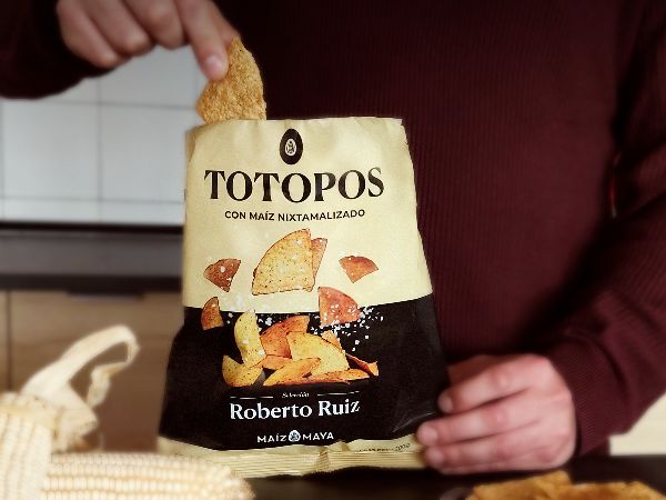 juanluisrecio's tweet image. El antojo mexicano más crujiente lleva ahora nombre propio: Roberto Ruiz, el primer chef de #México en conseguir una estrella Michelin en Europa, pone su sello en los #totopos de #MaízMaya. Esta deliciosa alianza viene firmada por dos pesos pesados de... periodistadigital.com/elbuenvivir/20…