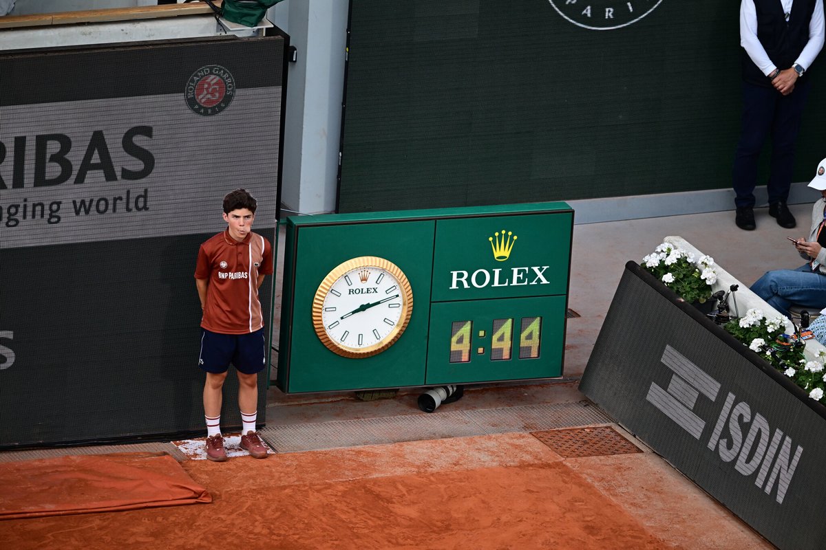lequipe's tweet photo. La finale de Roland-Garros 2025 entre Jannik Sinner et Carlos Alcaraz est officiellement devenue la plus longue de l'histoire du tournoi parisien, détrônant un record de 1982. https://t.co/Z3dD9uJAju #RolandGarros https://t.co/wvBTbUdSdm