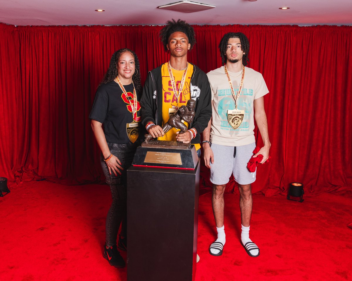 RoderickTezeno's tweet image. FIGHT ON! ✌️✌️🌴
#FightOn @LincolnRiley @CoachSimmonsSC @CoachChadSavage @Coach_SJones87 @ChadSimmons_ @SWiltfong_ @TomLoy247 @ParkerThune @4thQtMentality @4thQuarterM7v7 @JeritRoser