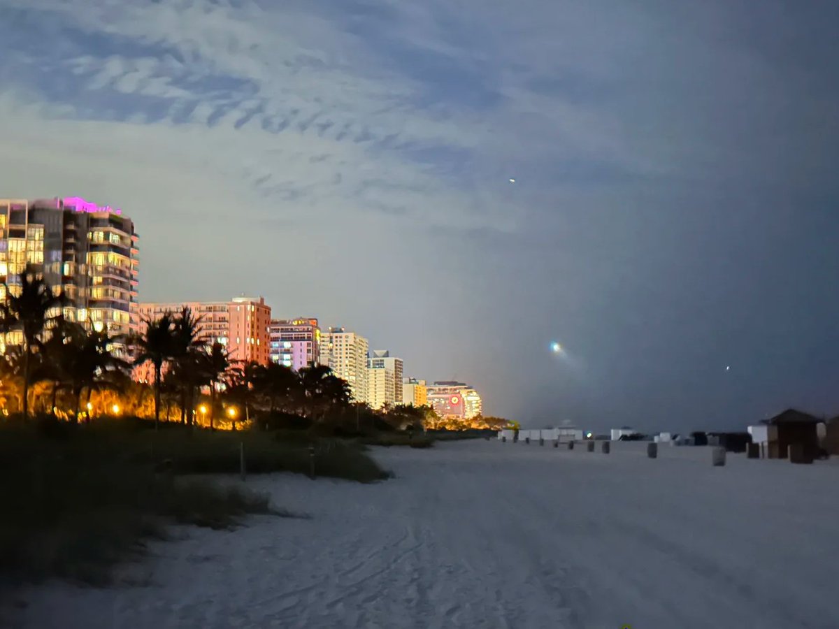 Passion_ac0's tweet photo. The city lights kiss the seaside🌊🌃
The sea breeze is gentle, the neon lights whisper, this is the tenderness of the night.
#TwilightTime https://t.co/dTds5mrZGt