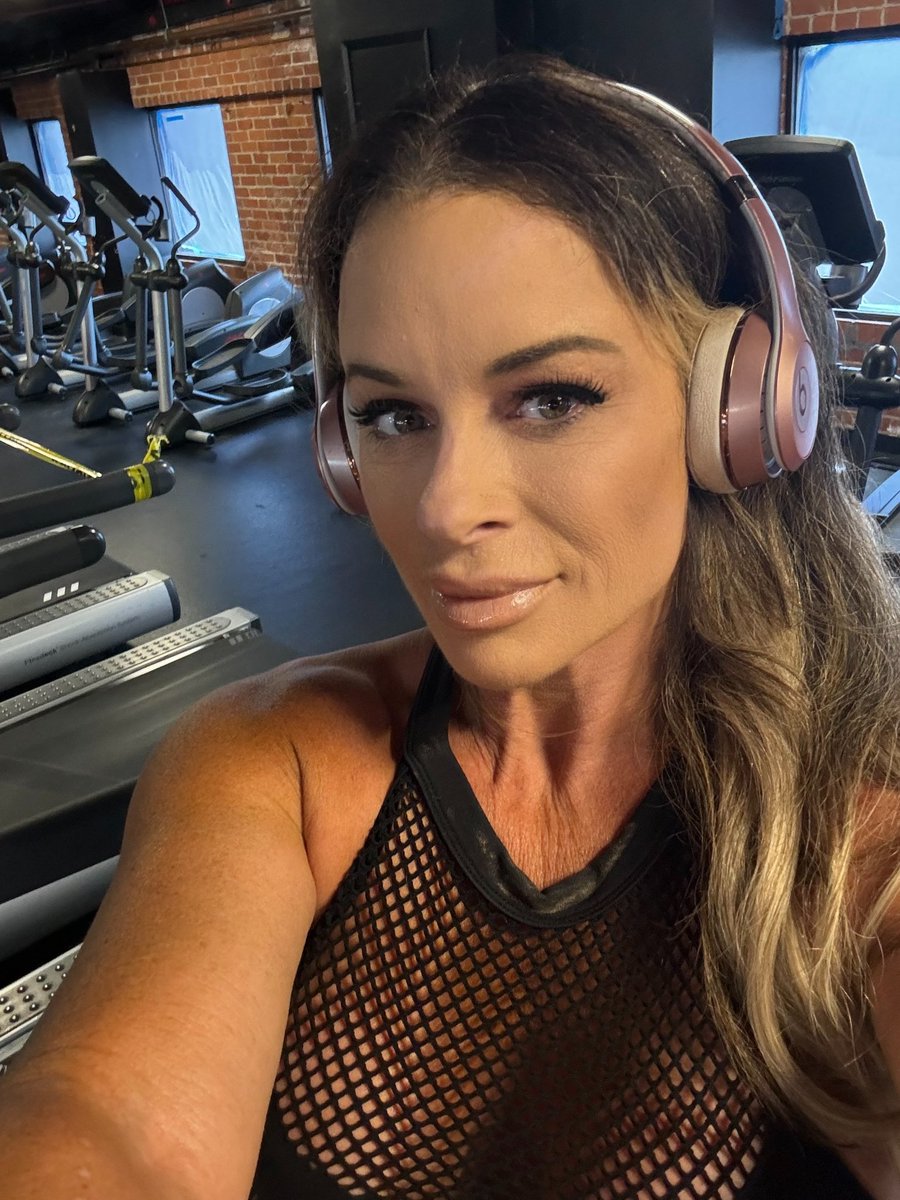 I couldn’t make it to the gym yesterday- I ate a cookie for breakfast this morning and I’m on the treadmill feeling like superwoman !  Usually I am dragging my feet .. Puzzled - but enjoying the feeling while I have it !!💕🙏🏃‍♀️