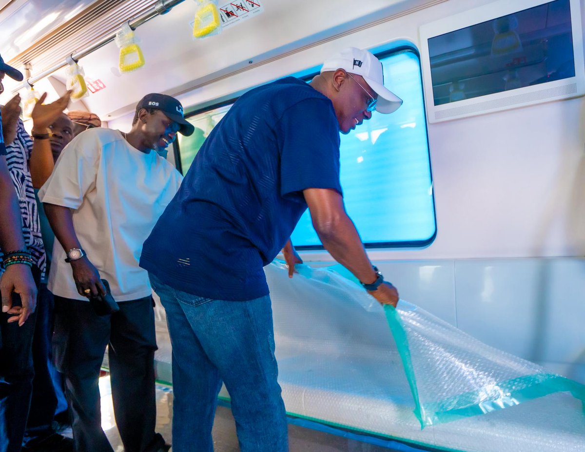 followlasg's tweet photo. SANWO-OLU HAILS TINUBU FOR BLUE LINE SUPPORT

•Governor unveils new coaches to double operations

https://t.co/3HUD7cGGP0

@jidesanwoolu @drobafemihamzat @gboyegaakosile @gbenga_omo @BSaluHundeyin @Mr_JAGs @Riddwane 
#AGreaterLagosRising 
#LASG https://t.co/vERw2WsEqN