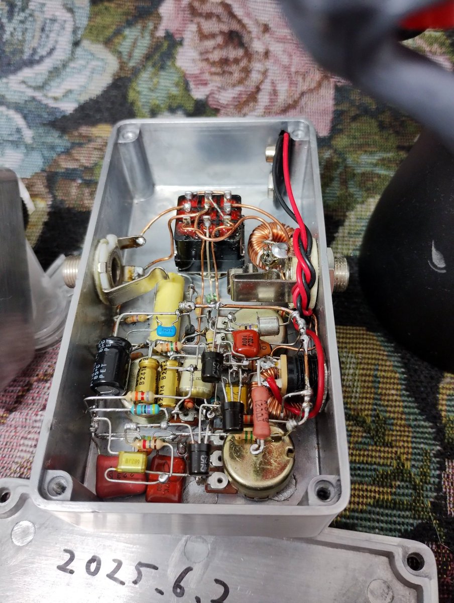 個人製作品エフェクター
25dbミッドブースター
ヤフオクで販売中です。
無名の個人製作品としては高いですが、
クラプトンフォロワーの方達やジャムセッション、ブルースソロに使えます。

auctions.yahoo.co.jp/jp/auction/f11…