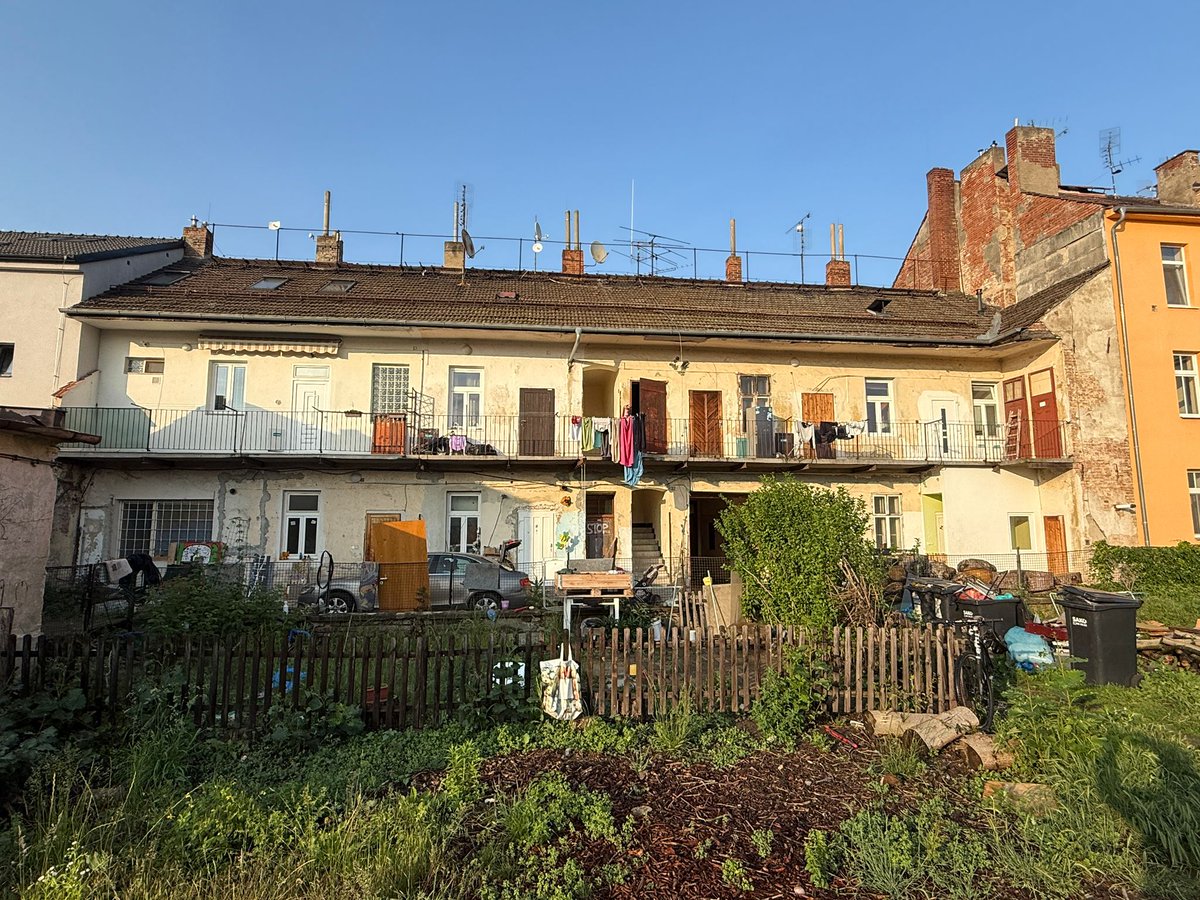 Zítra otevírání obálek na demolici tohoto židenického pavlačáku. Nahradí jej 3 třídy mateřské školy a 4 třídy základní. #Brno #Židenice